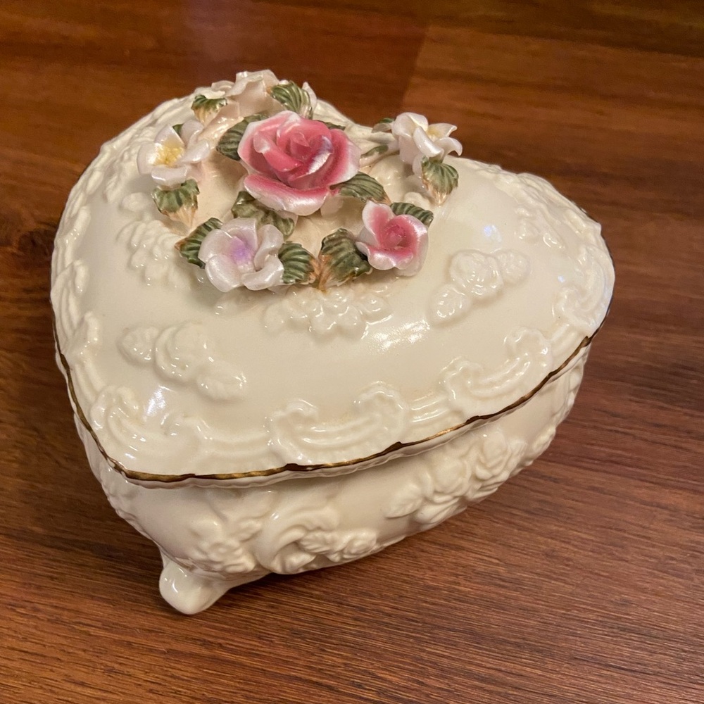 Vintage Ceramic Capodimonte Trinket Box In Collectible Decorative..